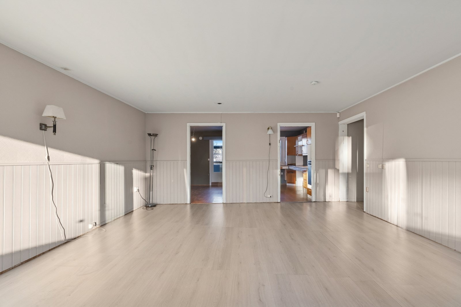 Stuen har laminatgulv, malte vegger med strietapet, malt brystning og malt himling Galleribilde