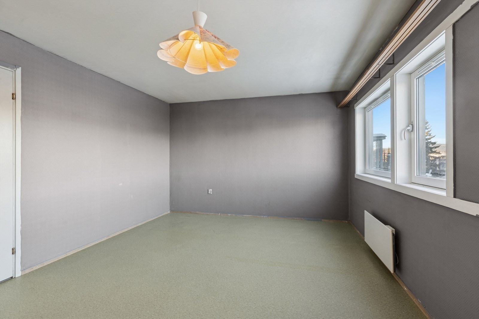 Soverommene har hovedsakelig tapet- eller malt strie på veggene, parkett og belegg på gulv, samt malte himlinger Galleribilde