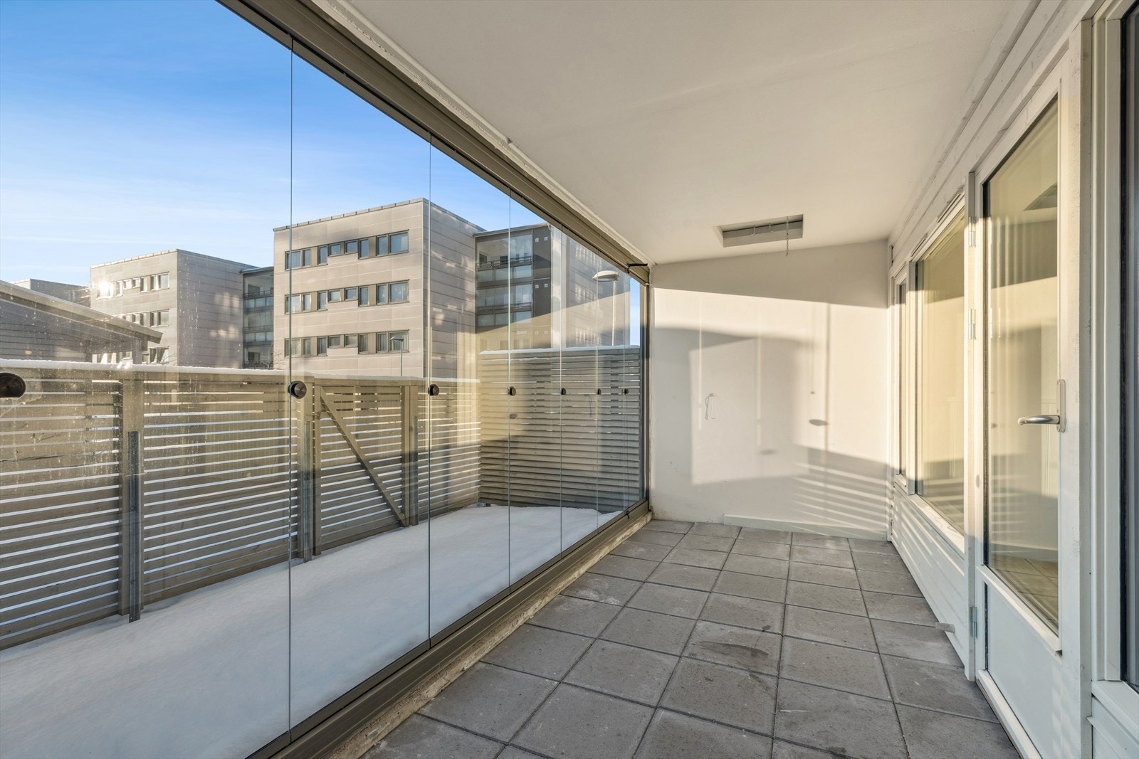 Leiligheten har to solrike uteplasser med steinlagt dekke, hvorav den ene er innglasset Galleribilde