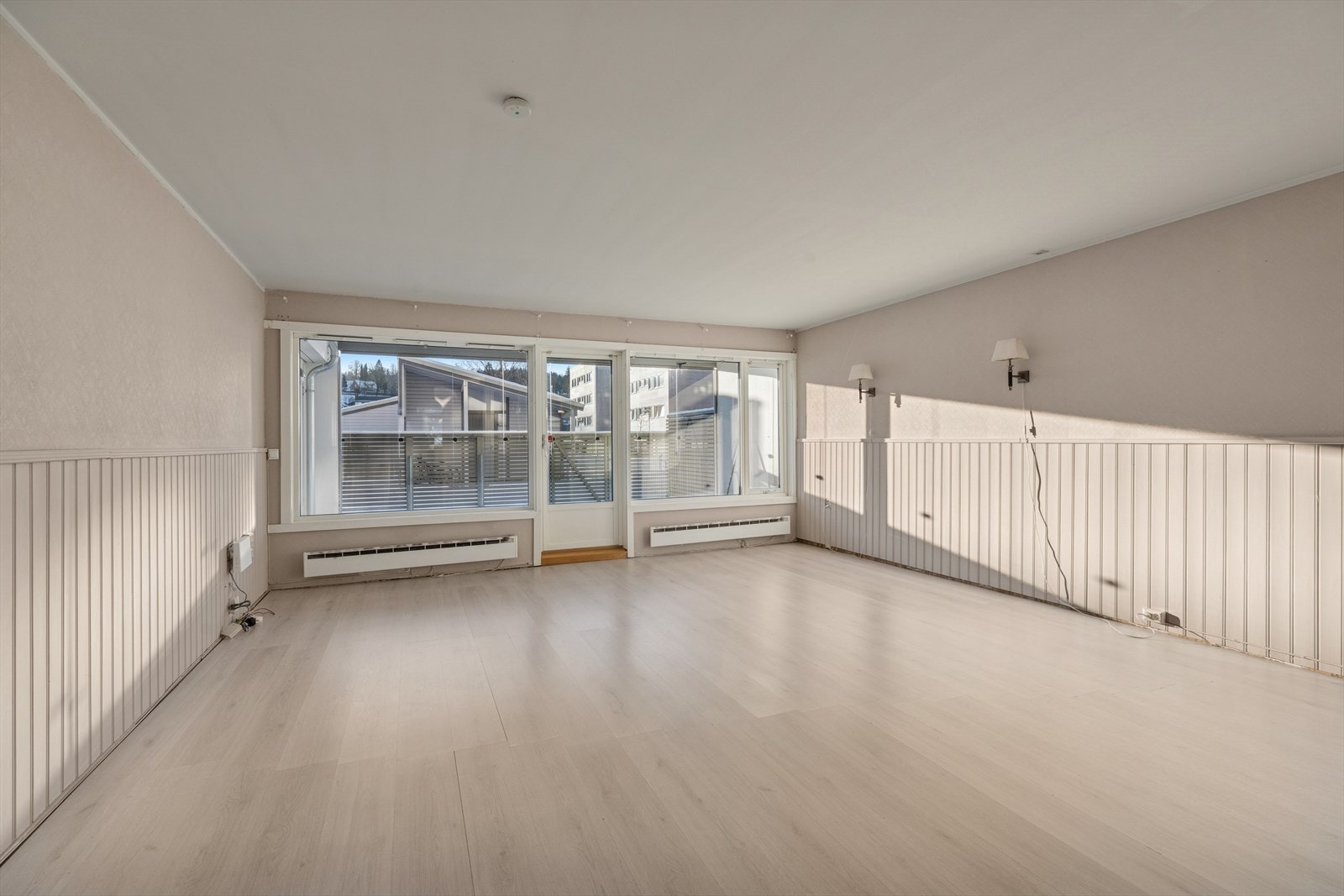 Fra stuen er det direkte utgang til en romslig, delvis overbygget uteplass med innglassing - et trivelig uteområde hvor solen kan nytes i rolige omgivelser Galleribilde