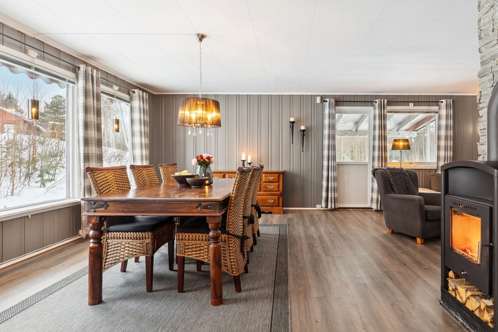 Koselig spisestuedel med godt lysinnslipp gjennom de store vindusflatene. Utgang til takoverbygget terrasse. Galleribilde