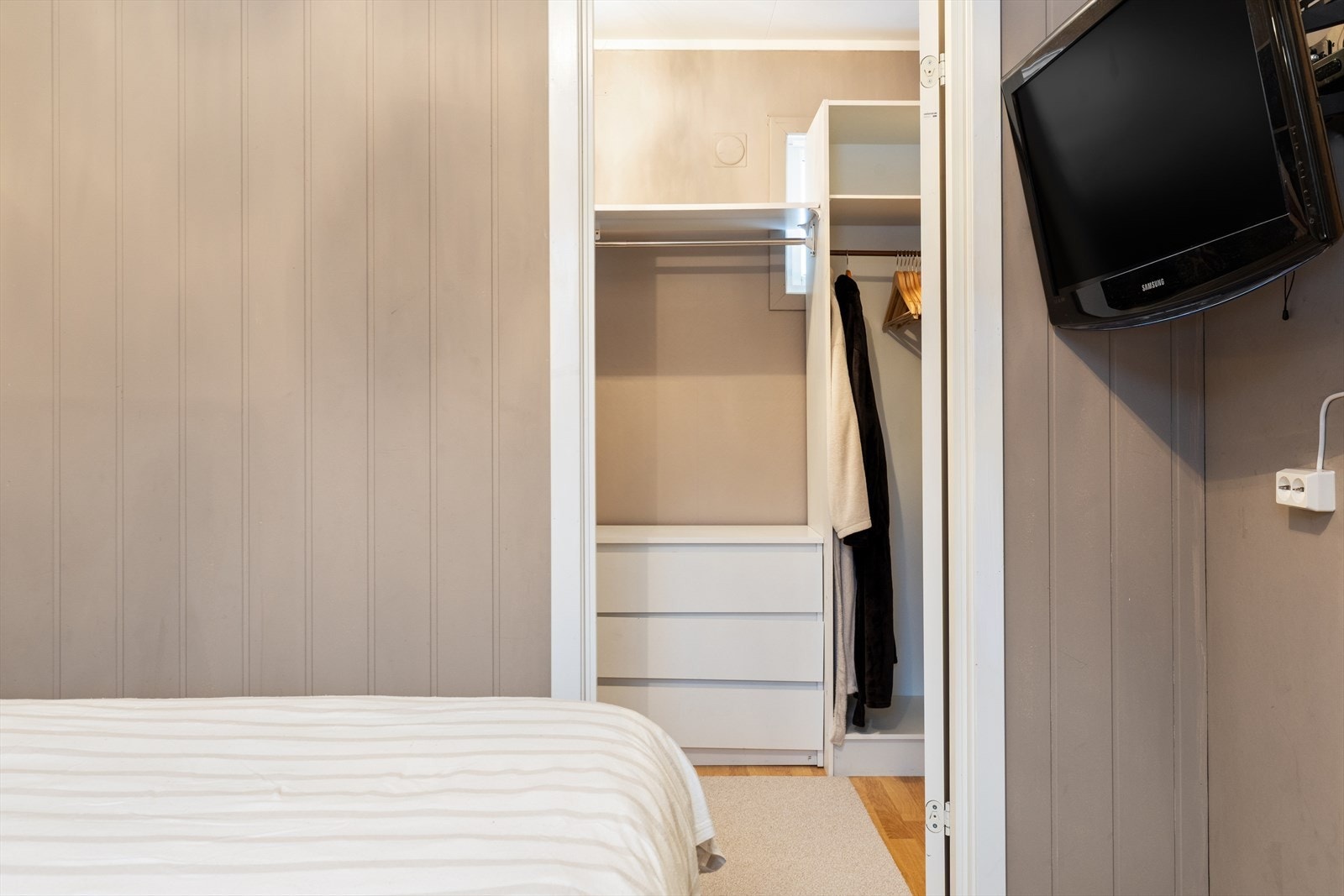 Innenfor hovedsoverommet er det walk-in-garderobe. Galleribilde