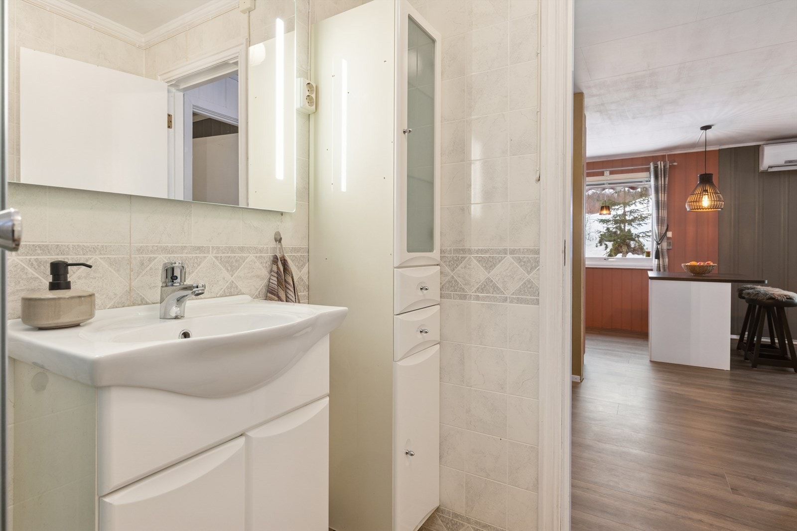 Enkel baderomsinnredning med servantskap og høyskap. Speil med integrert lys. Galleribilde