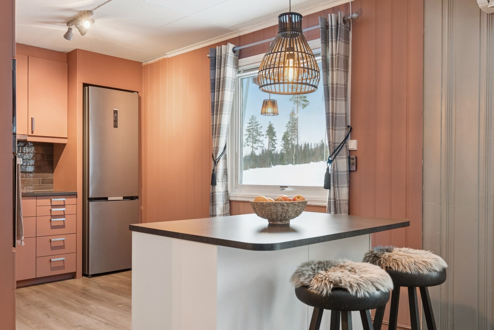 Praktisk kjøkkenøy med ekstra benkeplass og spiseplass. Galleribilde