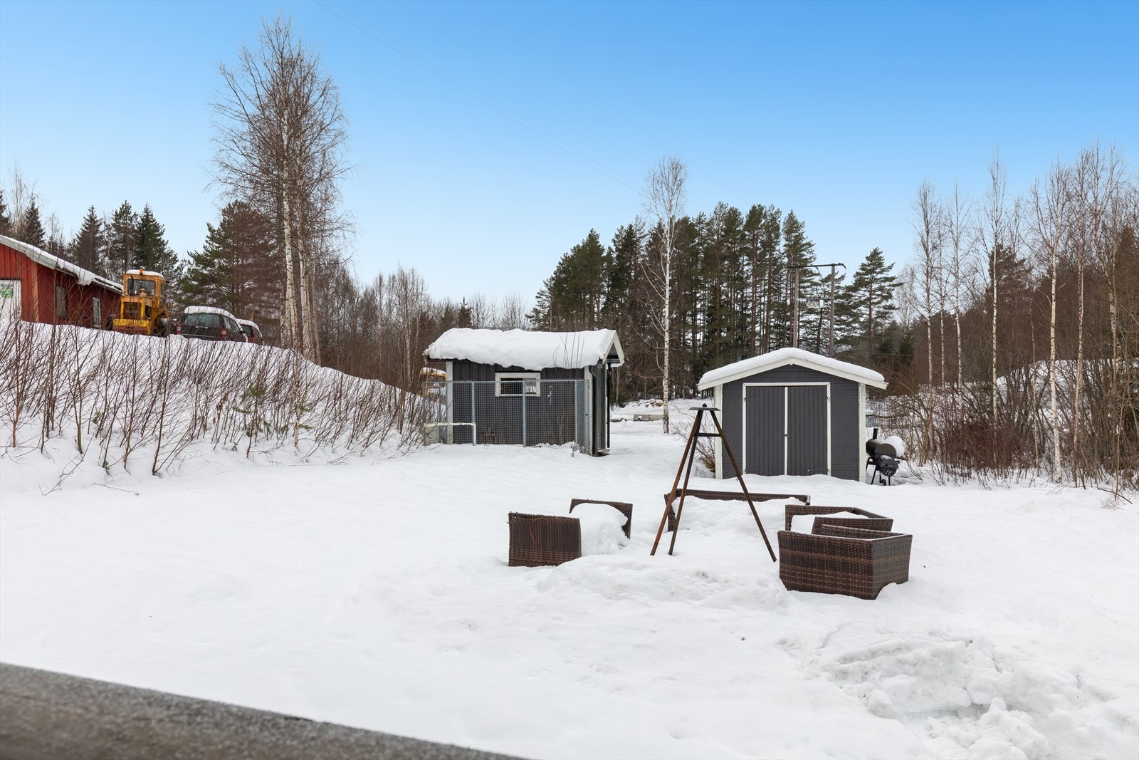 Hage med koselig bålplass. Uthusene tilhører boligen, men er oppført utenfor tomtegrensen (se pkt. "beskrivelse av tomt" i salgsoppgaven). Galleribilde