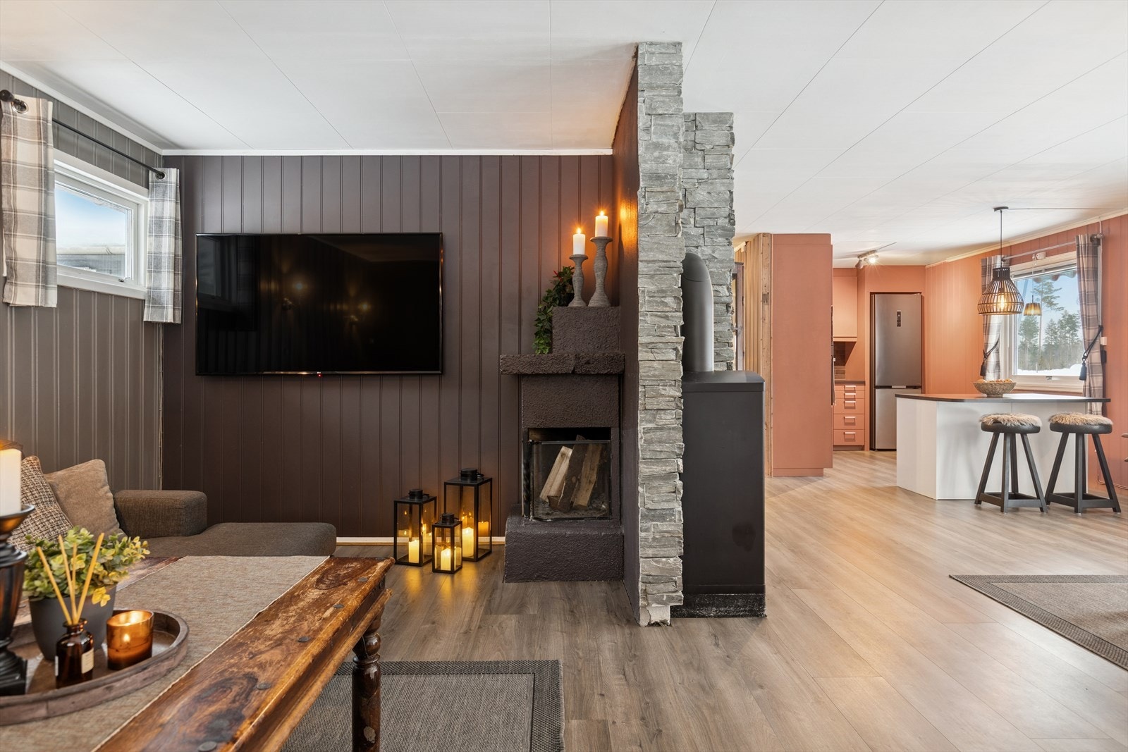 Åpen peis i TV-kroken og nyere peiosvn fra 2017 i spisestuen. Galleribilde