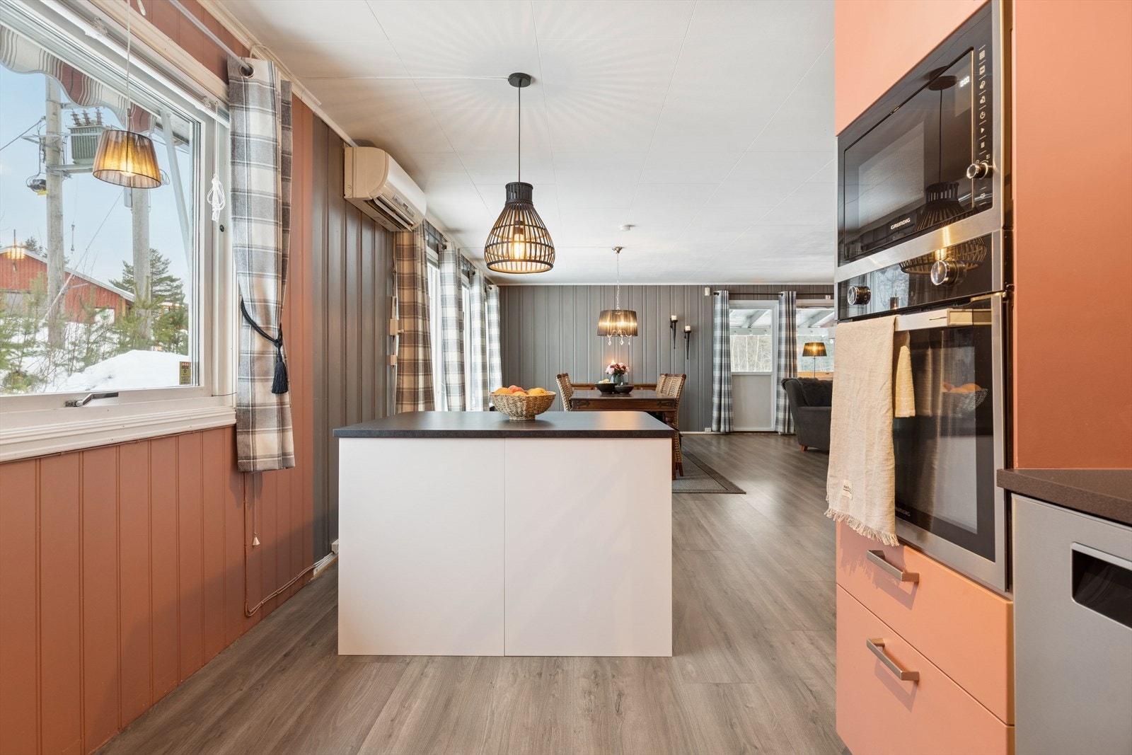 Øyen danner et naturlig skille mellom kjøkkenet og stuen. Galleribilde