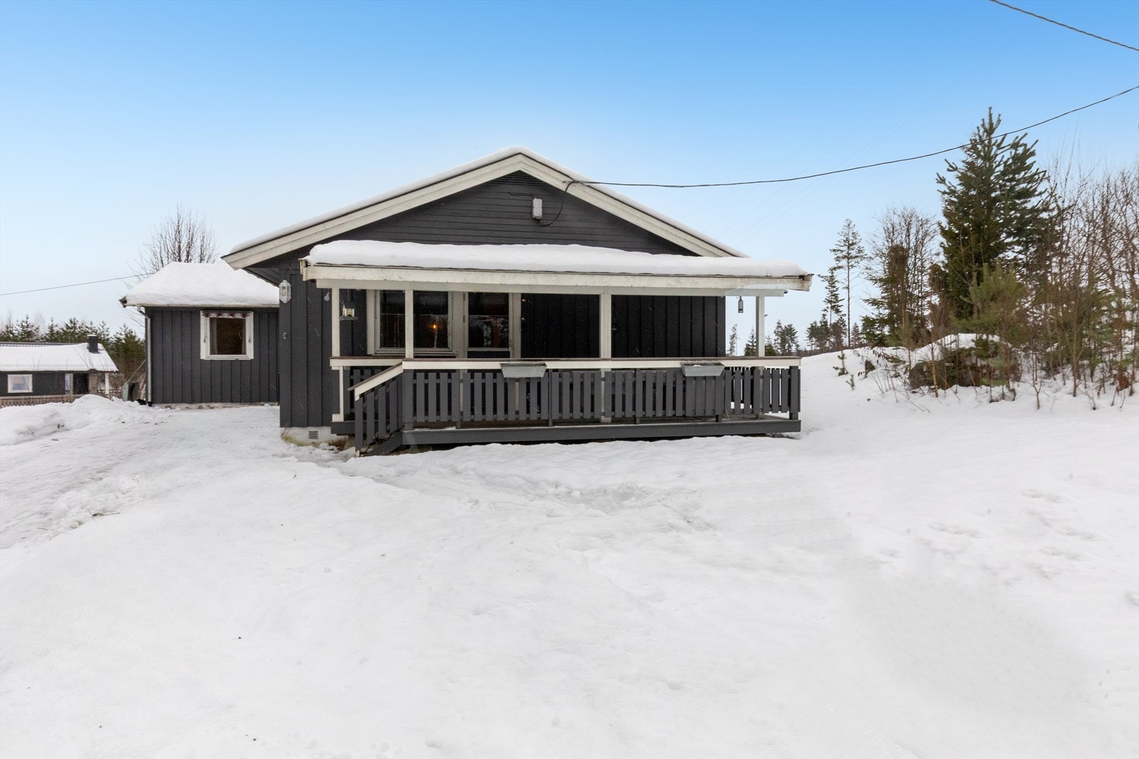 Takoverbygget terrasse på vestsiden av boligen. Galleribilde