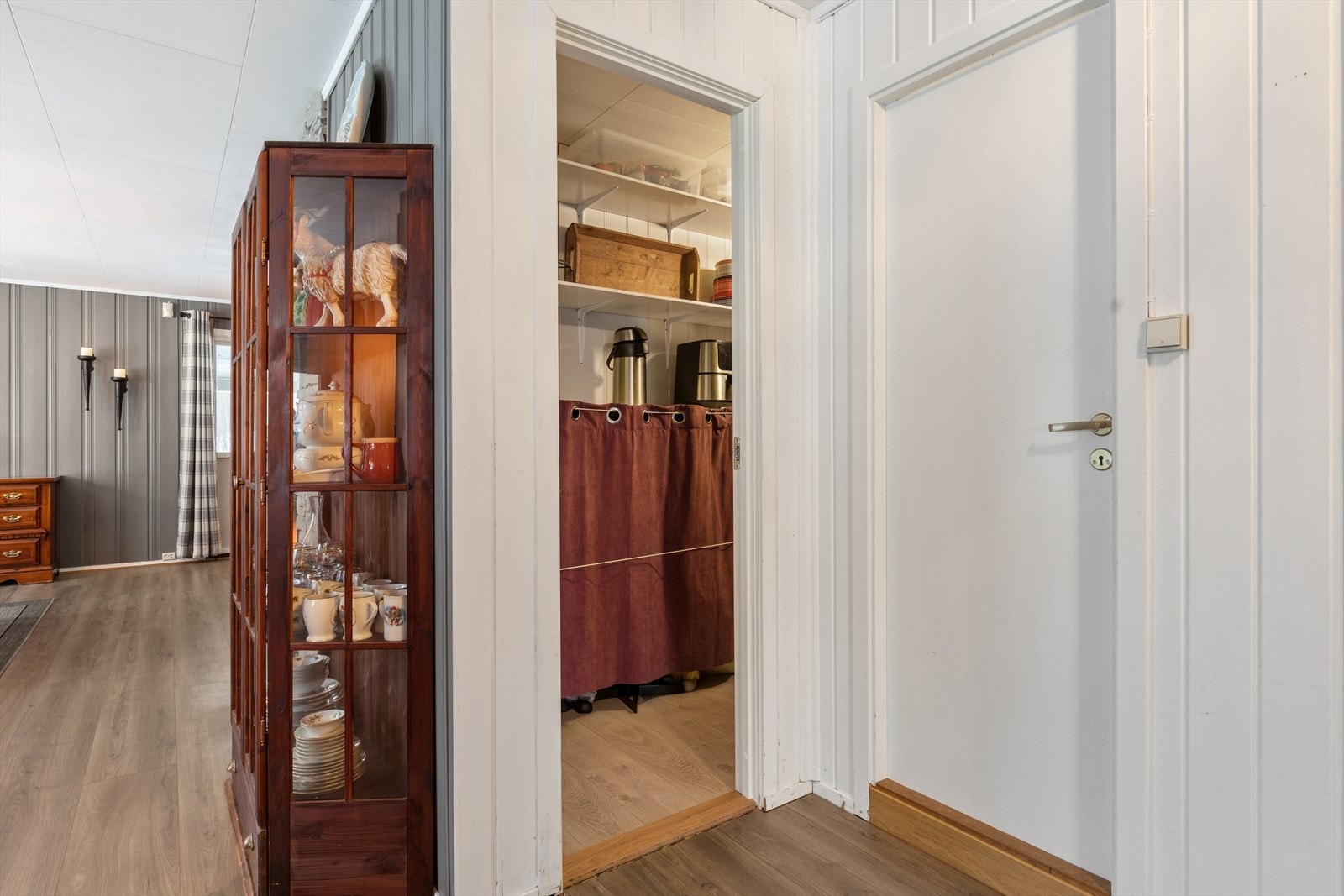 Innenfor stuen er det en praktisk bod/kott. Baderommet er inn døren til høyre. Galleribilde