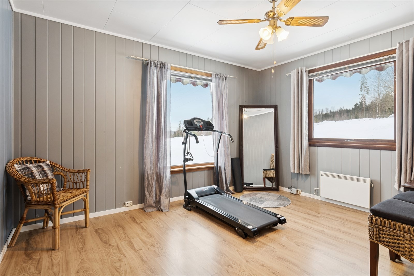 Soverom med god størrelse og landlig utsikt. Galleribilde