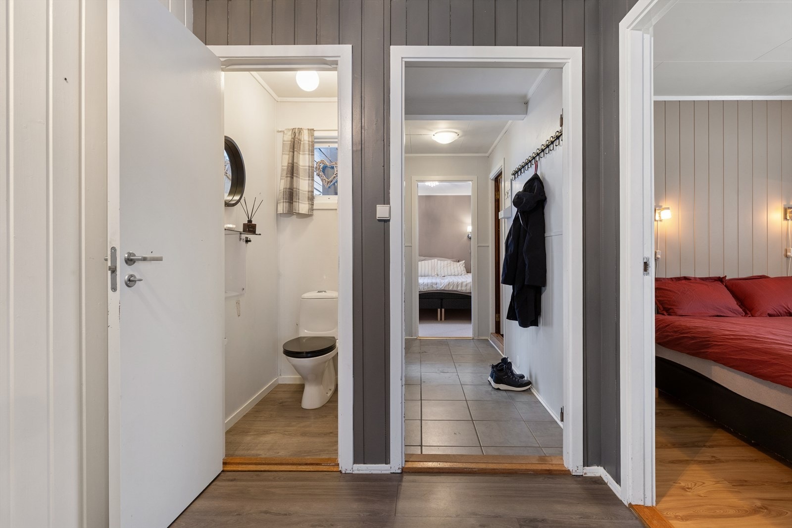 Separat toaletterom ved siden av badet. I den andre enden av entreen er hovedsoverommet og vaskerommet. Galleribilde