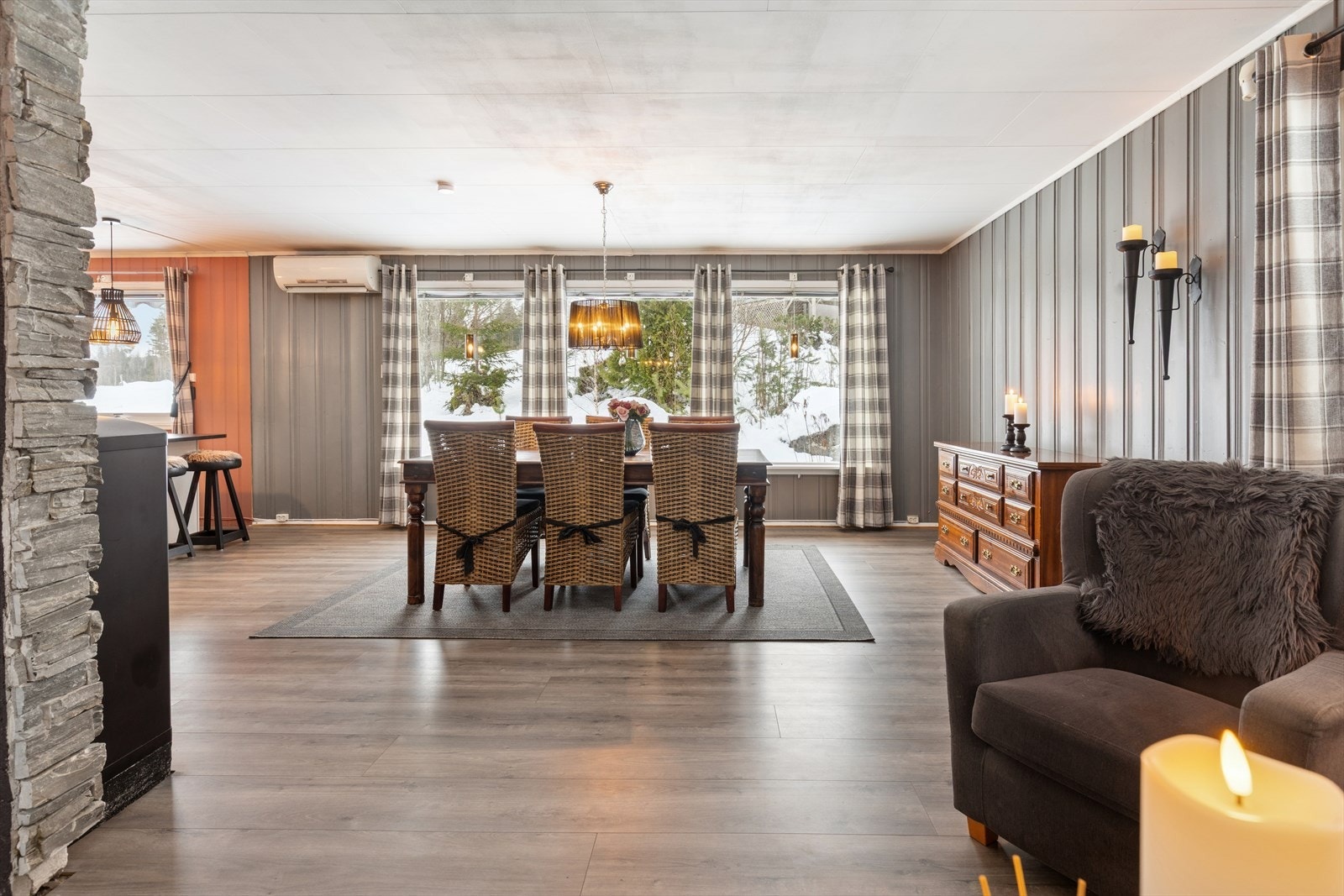 Varmepumpe praktisk plassert i overgangen mellom stuene og kjøkkenet. Galleribilde