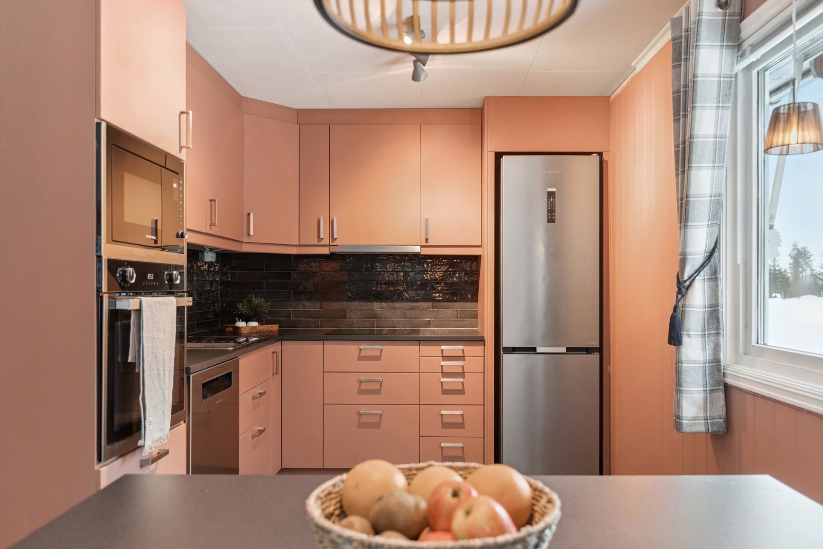 Kjøkken fra 2014 som er malt og tilbygget i 2019/2020. Galleribilde