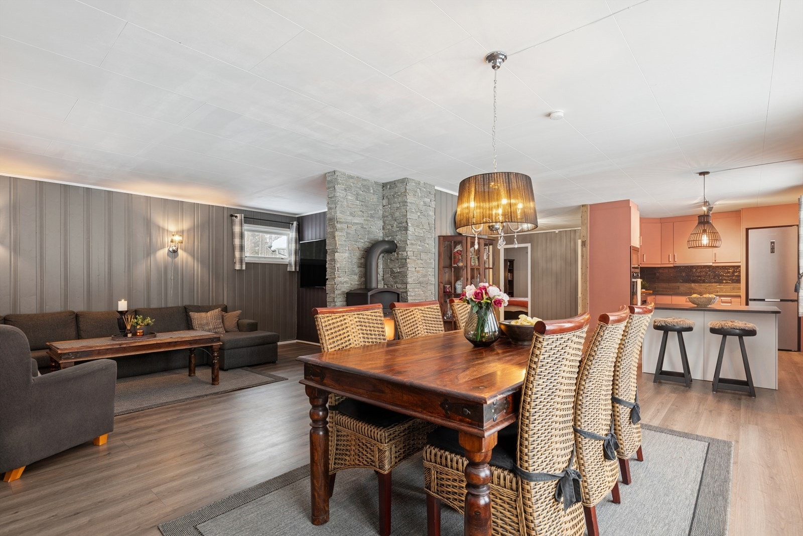 Lyst og luftig stue- og kjøkkenareal i den ene enden av boligen. Galleribilde