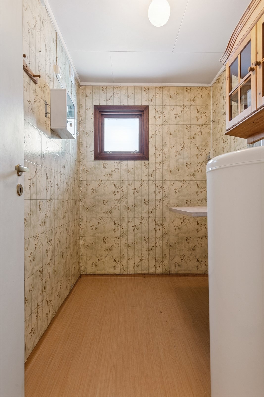 Vaskerom med eldre standard. Opplegg for vaskemaskin og tørketrommel. Galleribilde