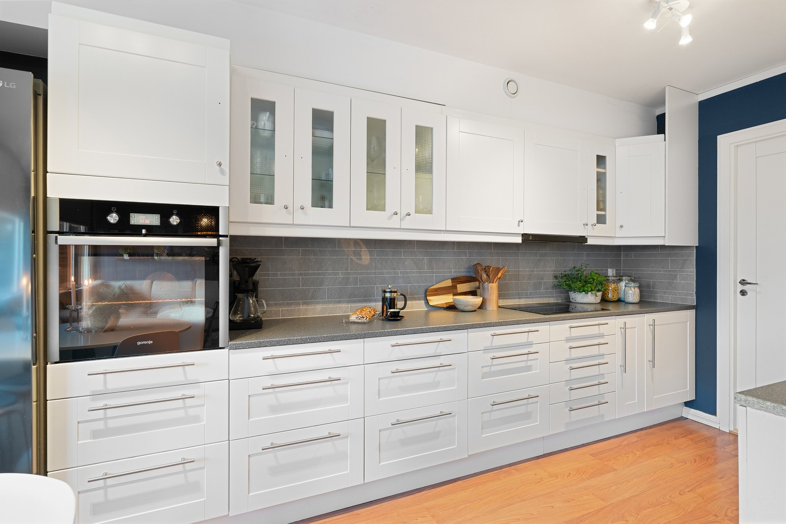 Kjøkkenet har integrert platetopp og stekeovn. Galleribilde