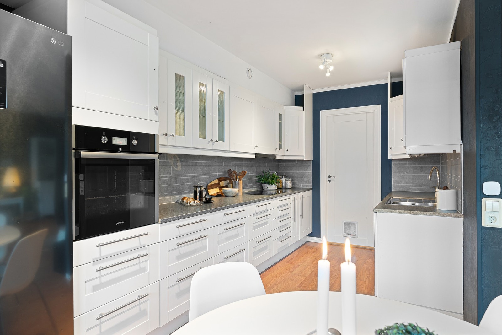 Pent og tidløst kjøkken med mye skap- og benkeplass. Galleribilde