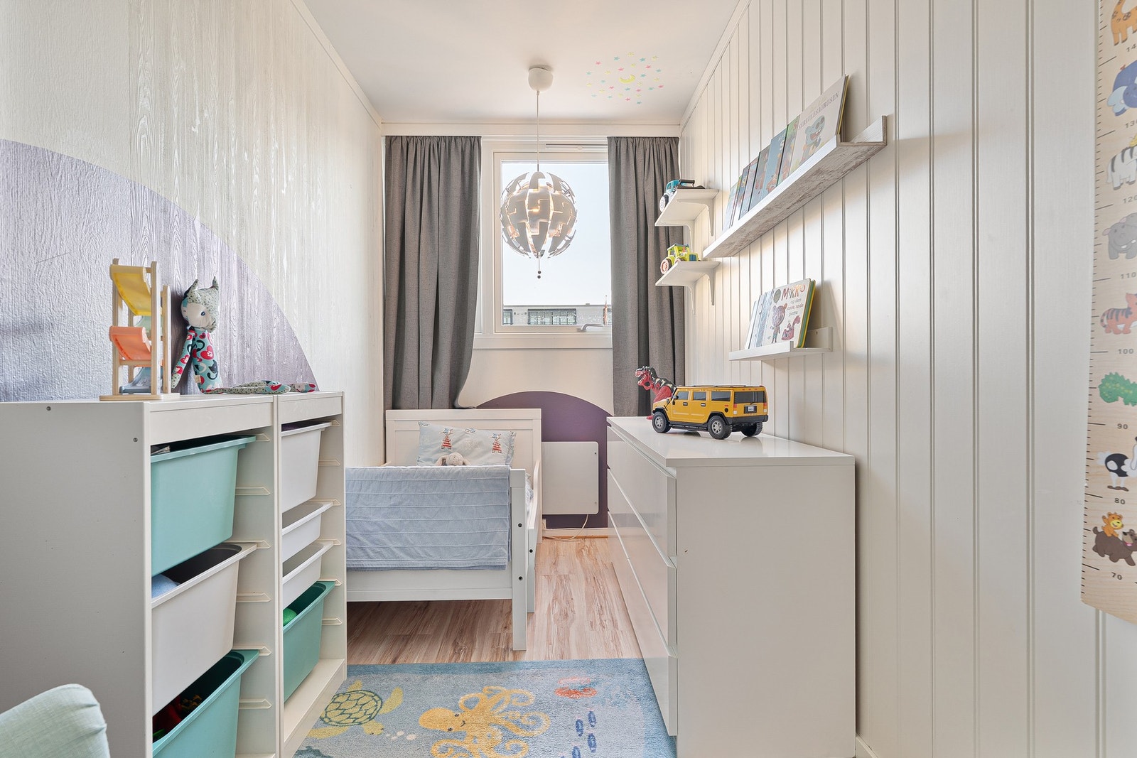 Soverom tre på 7 m², passer perfekt som barnerom, gjesterom eller kontor. Galleribilde