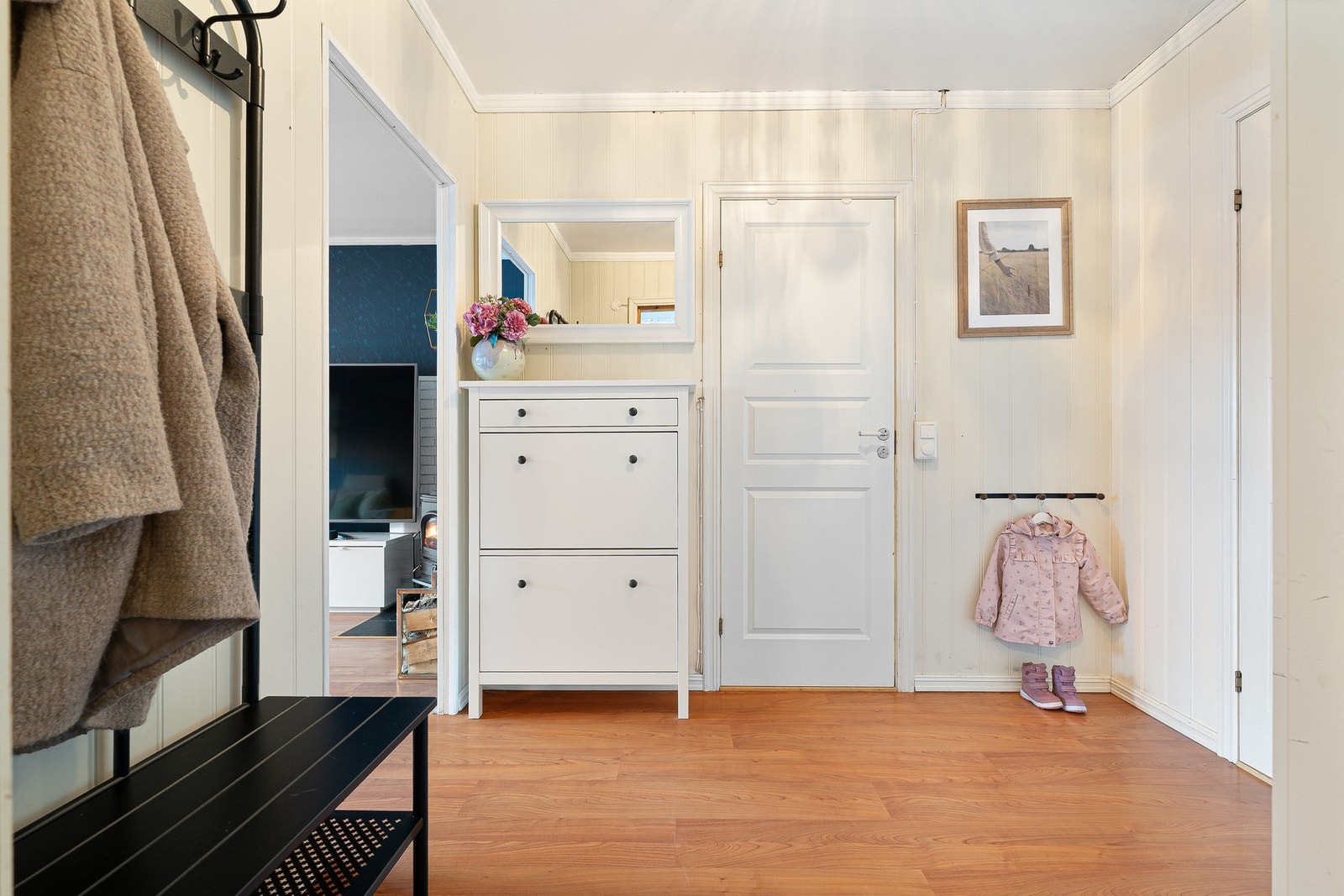 Innbydende entrè på 6 m², plass til ulike garderobeløsninger, samt oppheng til yttertøy. Galleribilde