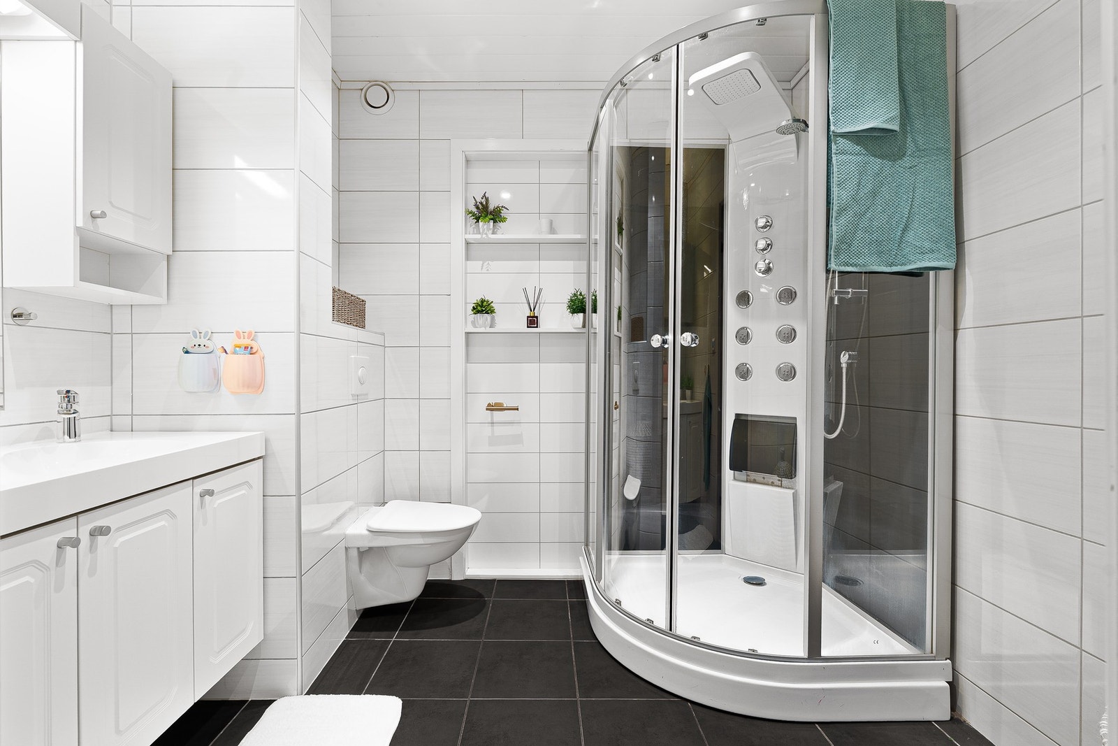 Pent flislagt baderom med behagelig gulvvarmer. Galleribilde