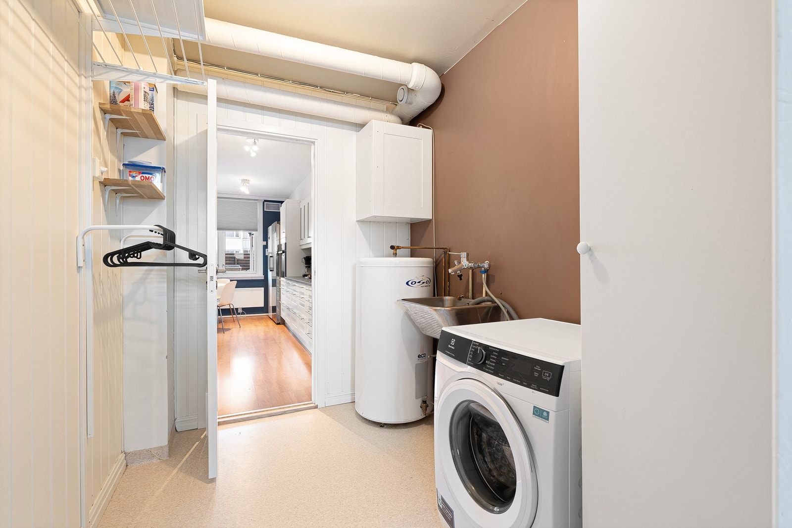 Separat vaskerom med opplegg for vaskemaskin, samt plass til ulike oppbevaringsløsninger. Galleribilde