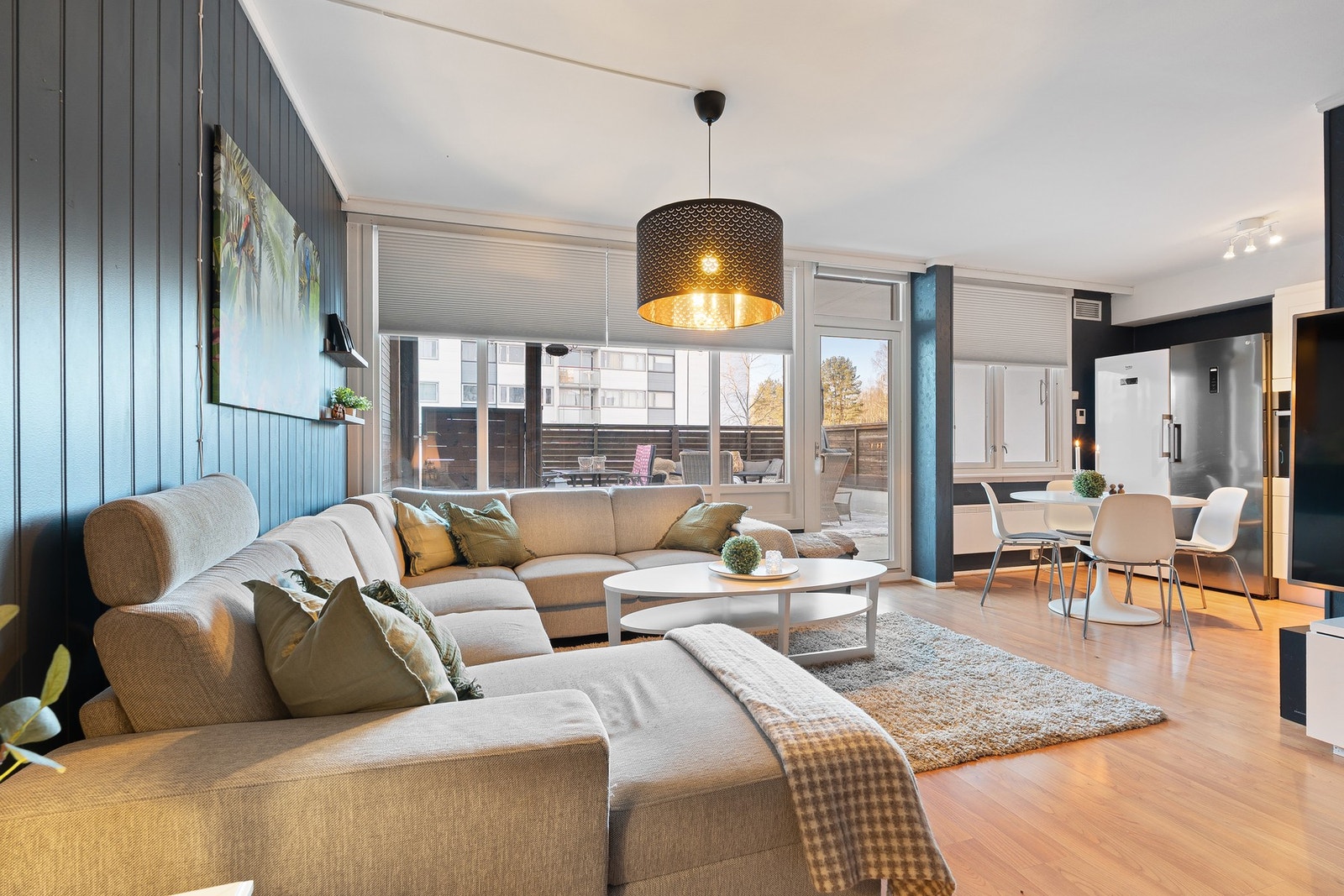 Leiligheten har store vindusflater som slipper inn rikelig med naturlig lys. Galleribilde