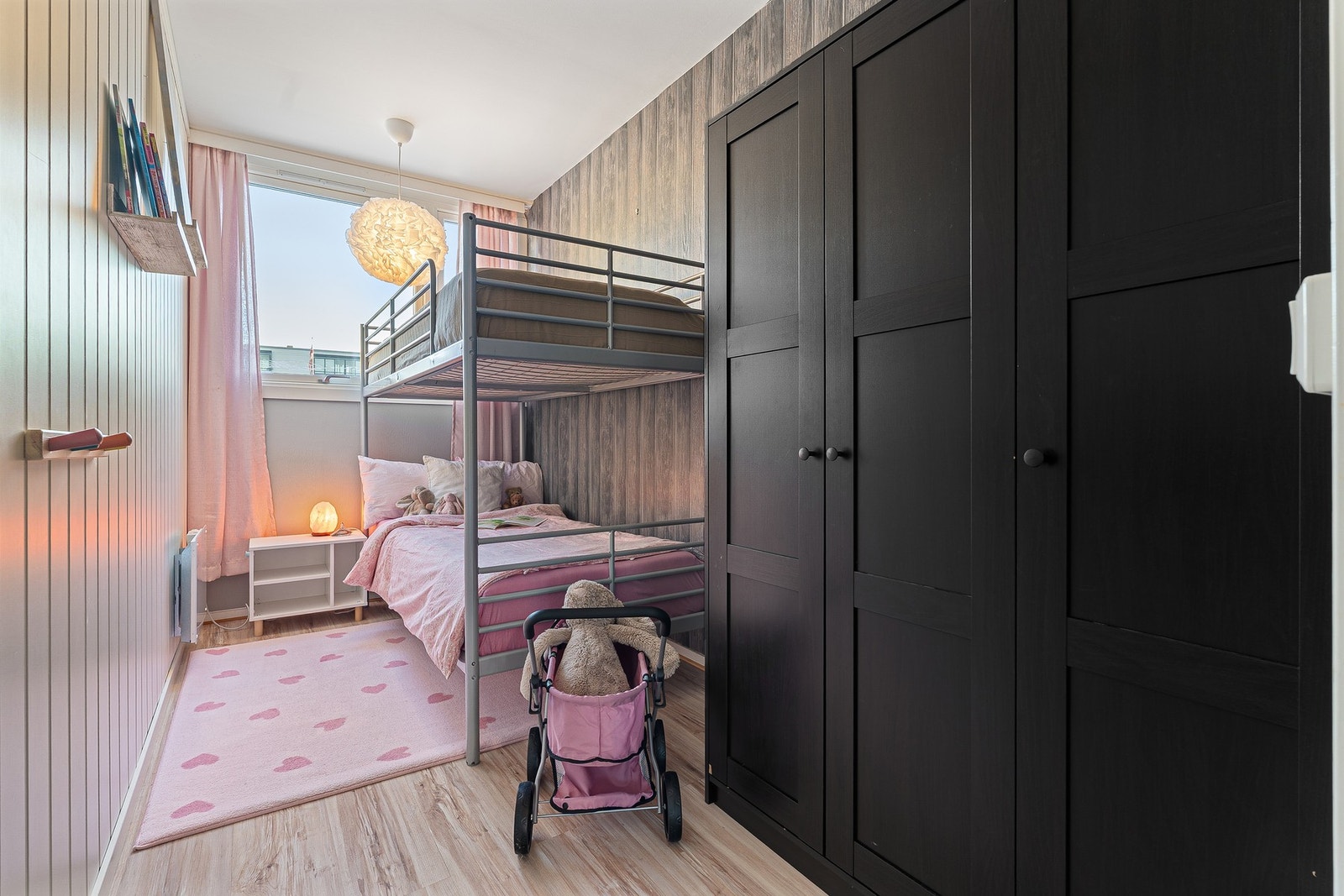 Pent soverom på 7 m², med plass til seng og ulike garderobeløsninger. Galleribilde