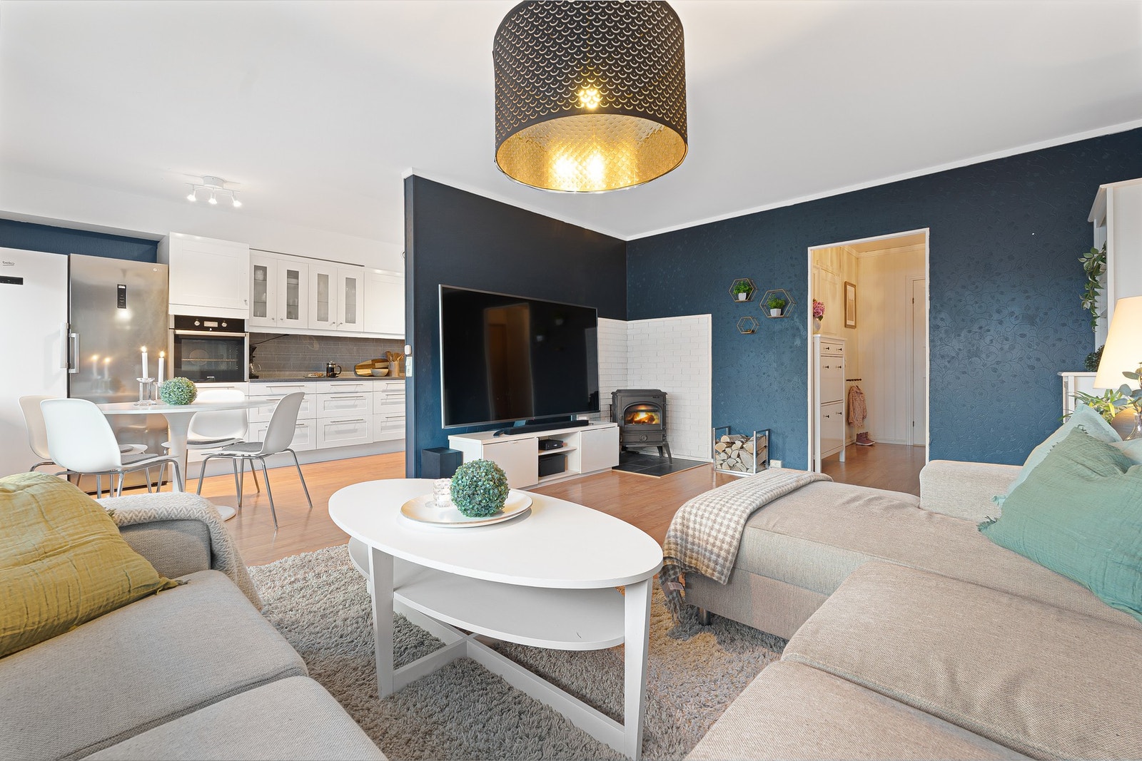 Boligen varmes effektivt opp med vedfyring, som samtidig skaper en lun og innbydende atmosfære, perfekt på kalde vinterdager. Galleribilde