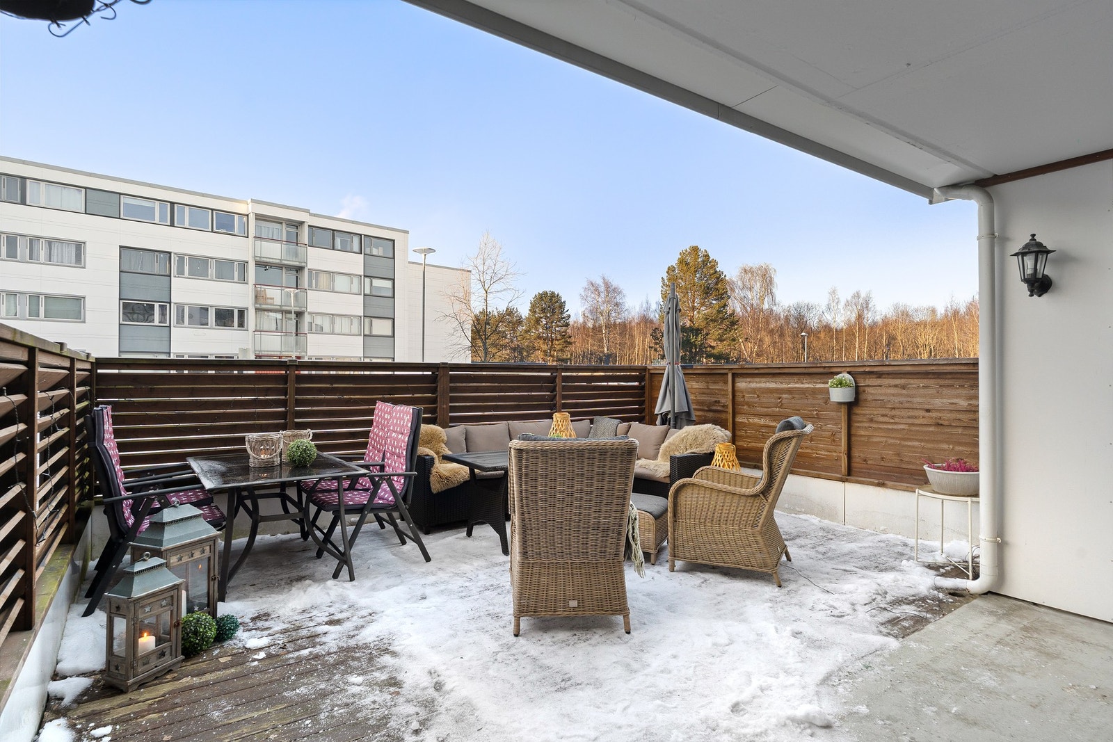 Fra stuen er det direkte utgang til en stor vestvendt terrasse med ypperlig solforhold. Galleribilde