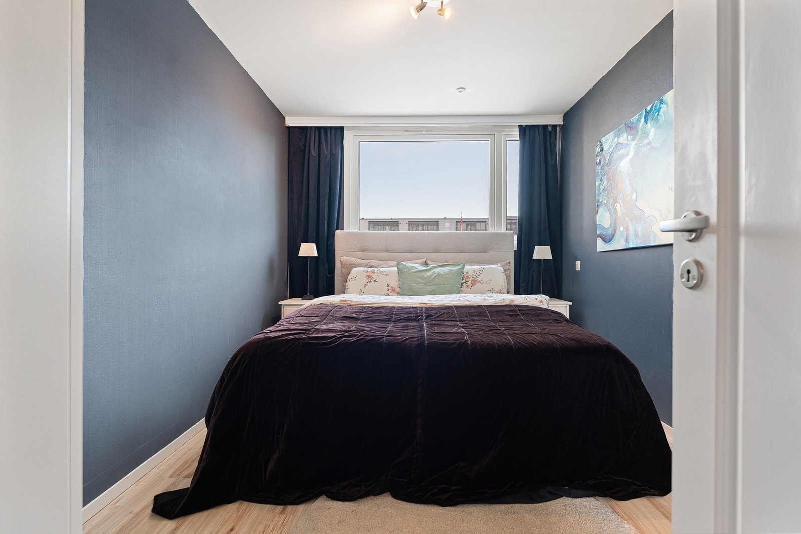 Hovedsoverom på 11 m², plass til dobbeltseng, samt ulike garderobeløsninger. Galleribilde