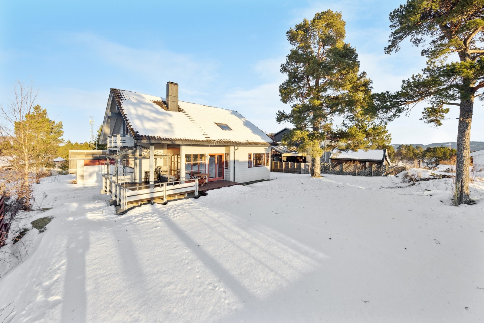 Enebolig over tre etasjer (samt kneloft) med attraktiv beliggenhet i rolig og etablert nabolag på Byåsen. Galleribilde