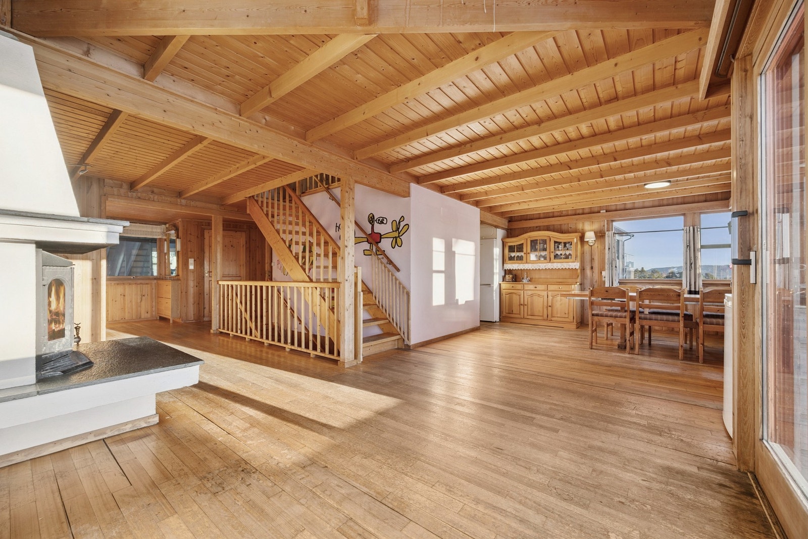 en åpne planløsningen skaper god flyt mellom rommene og gjør det enkelt å samle familie og venner i en lun og innbydende atmosfære. Galleribilde