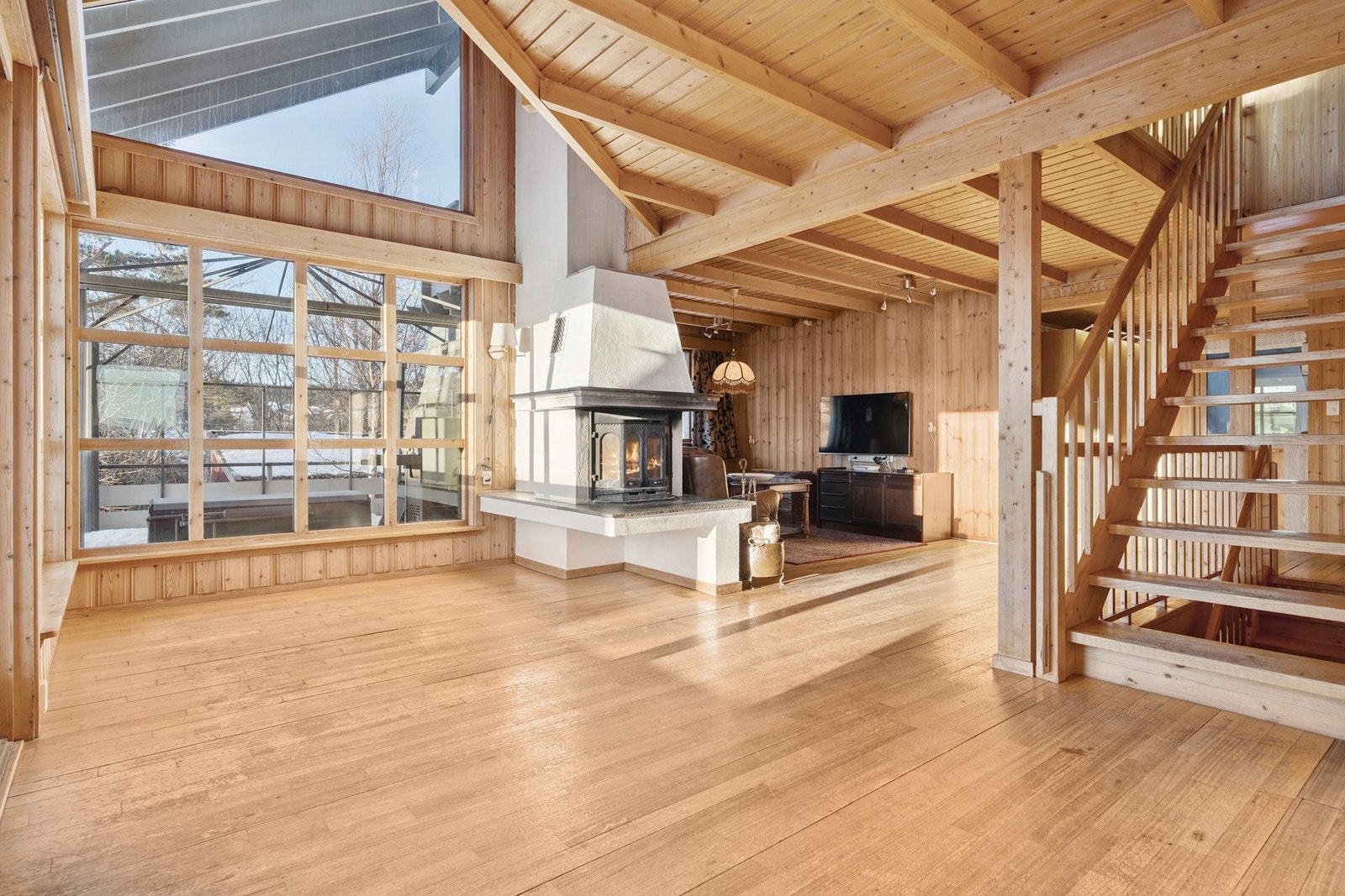 Innvendig har boligen en lun og gjennomgående karakter med materialvalg som i hovedsak er fra byggeår og senere oppgraderinger. Galleribilde