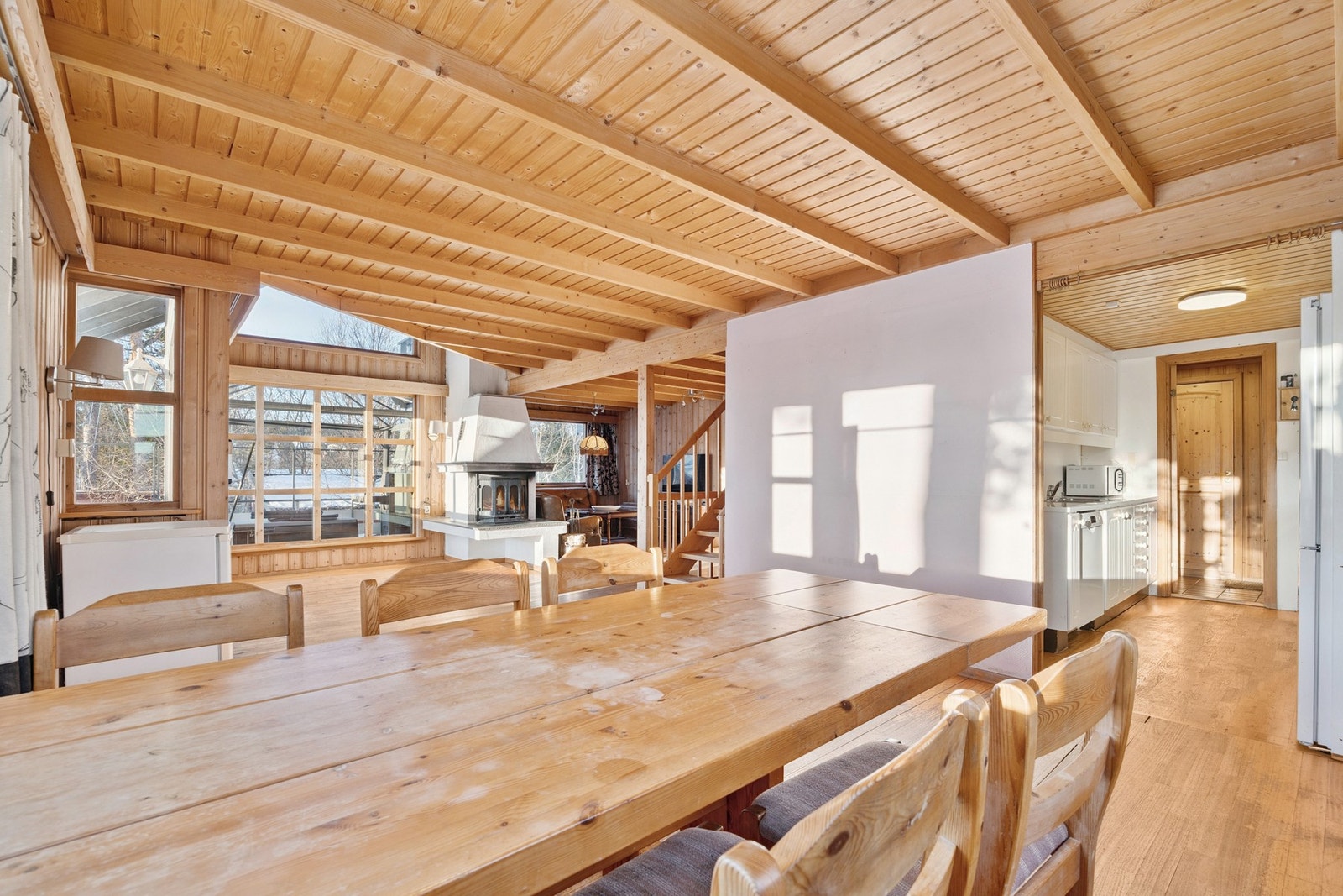 Den åpne forbindelsen mot kjøkkenet gir en sosial løsning hvor det er lett å være sammen, samtidig som rommene har sine tydelige soner. Dette gjør stuen ideell både til hverdagsliv og til større selskap. Galleribilde