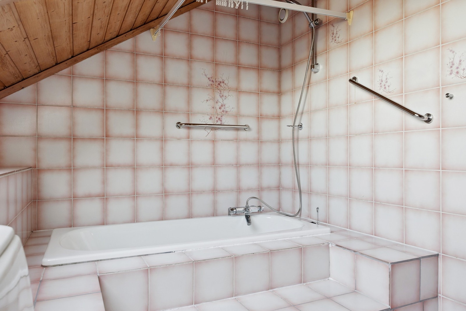 Dette badet gir en privat og tilbaketrukket sone tilknyttet soverommene i toppetasjen, og egner seg godt som familie- eller hovedbad. Galleribilde