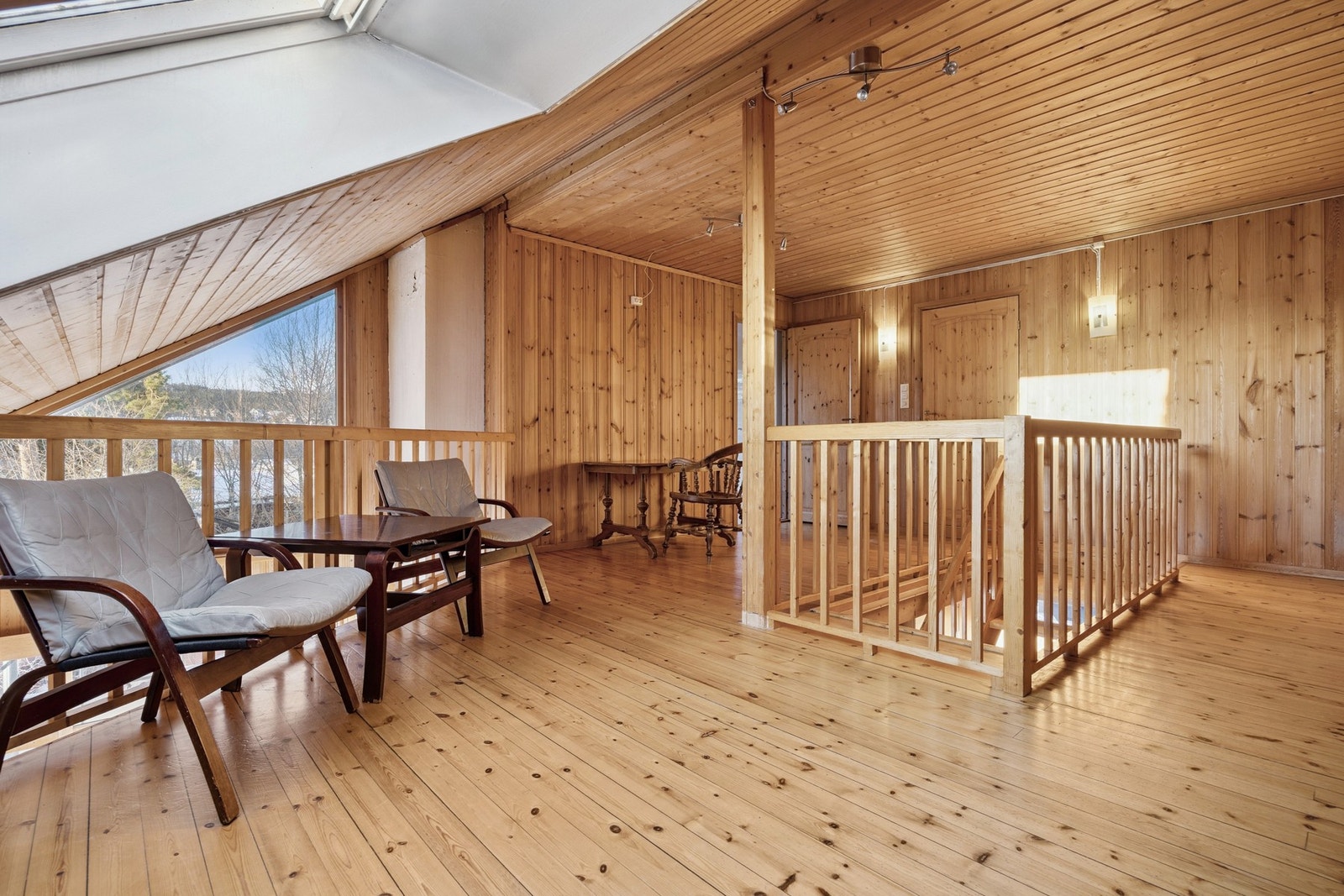 Loftstuen er en lun og tilbaketrukket oppholdsplass som gir boligen et ekstra bruksrom med mange muligheter. Galleribilde