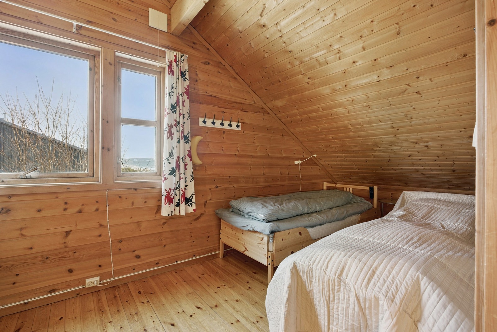 Soverommene i loftsetasjen ligger samlet og gir en rolig og tilbaketrukket soveavdeling. Galleribilde