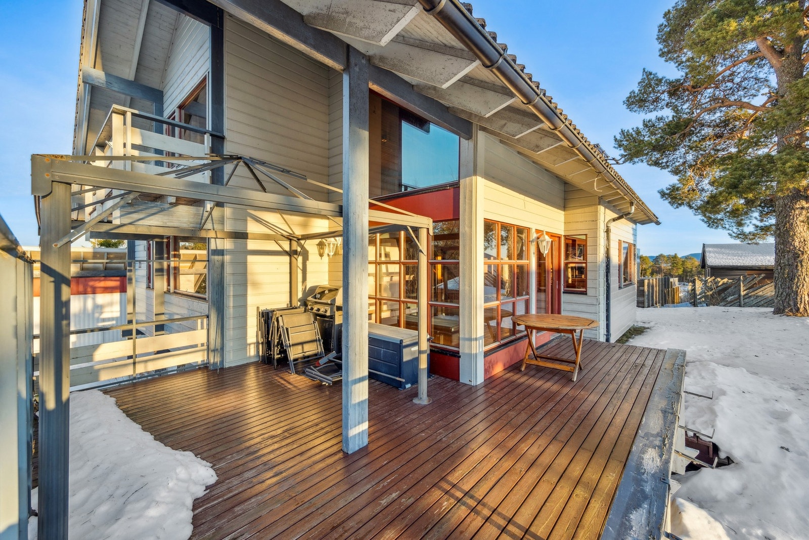 Her bor du med kort vei til butikker, skoler, treningssenter og kollektivtransport, og med Bymarka som nærmeste nabo får du umiddelbar tilgang til et fantastisk tur- og løypenett - perfekt for en aktiv hverdag året rundt. Galleribilde