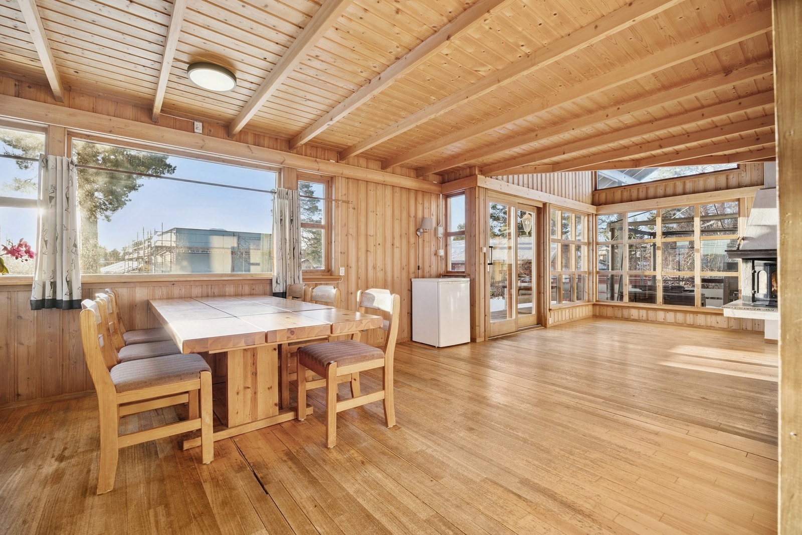 Spisestuen er naturlig integrert i den åpne løsningen mellom stue og kjøkken, og utgjør et hyggelig og sosialt midtpunkt i boligen. Galleribilde