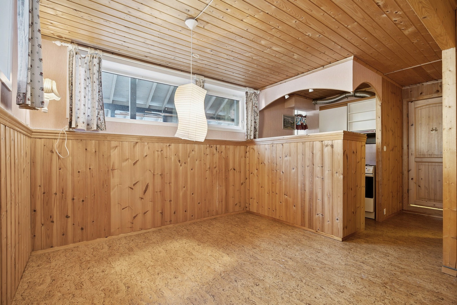 Kjellerstuen har god romfølelse og lun atmosfære, med peisovn som gir både varme og hygge. Galleribilde