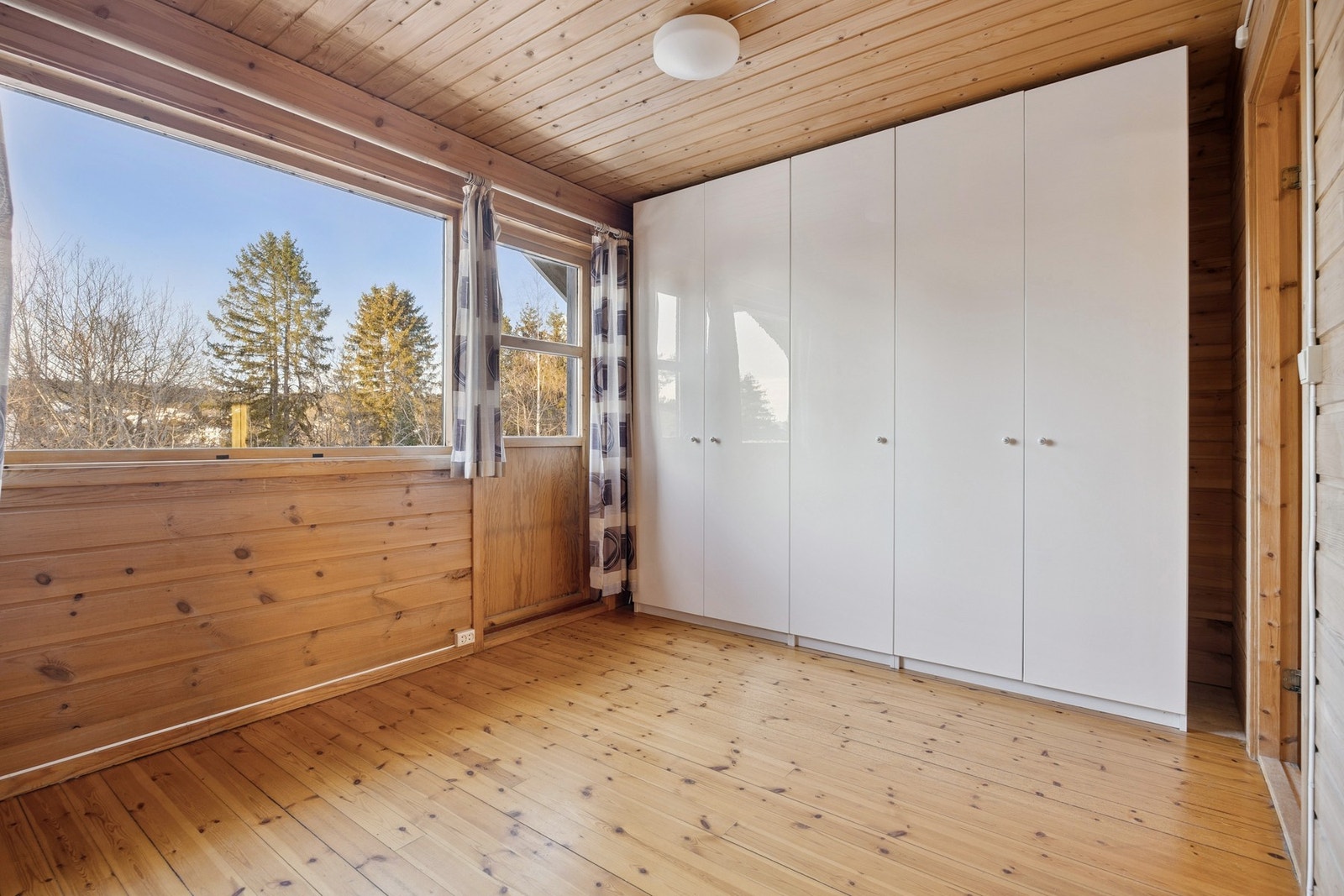 Her finner du tre romslige soverom med god plass til både seng og garderobeløsninger. Galleribilde