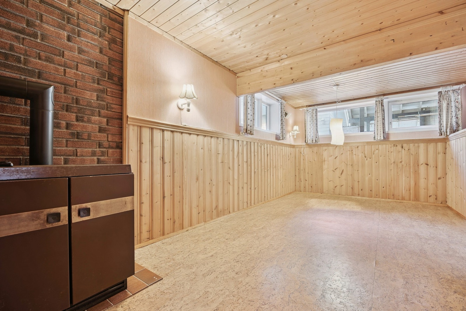 Denne kjeller løsningen egner seg godt for gjester, tenåringer eller som del av en mulig hybel-/utleiedel. Galleribilde