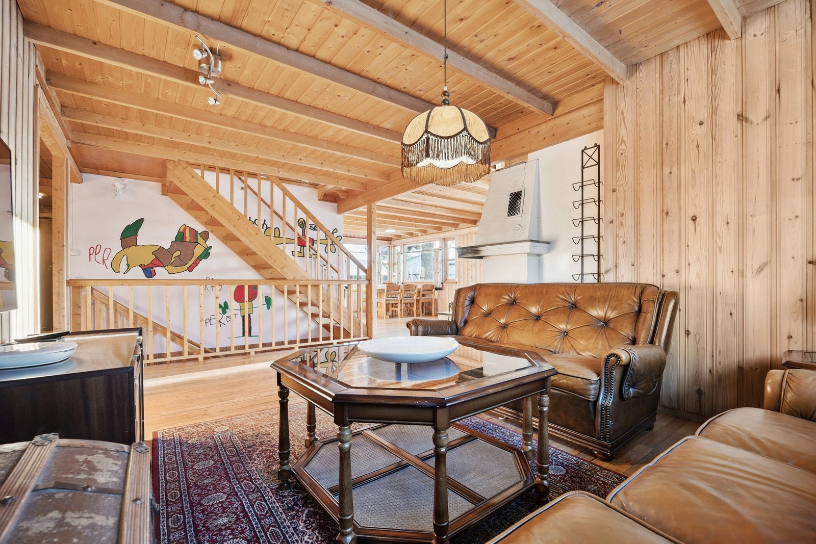 Den gode romformen gir fleksible møbleringsmuligheter, enten du ønsker en tradisjonell stue, TV-stue eller en kombinasjon med spisestue. Galleribilde