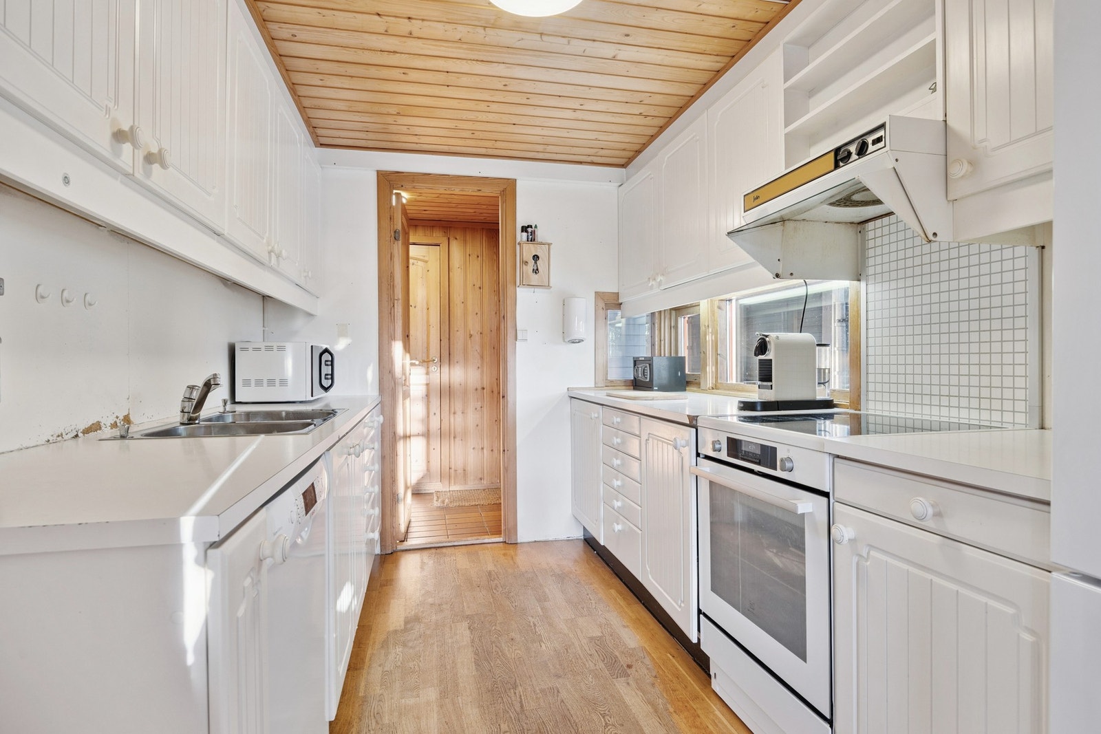 Her er det benkeskapsbelysning, rikelig med stikkontakter over benk, ventilator i overskap og plass til frittstående hvitevarer, inkludert komfyr, oppvaskmaskin og kjøleskap med fryser. Galleribilde