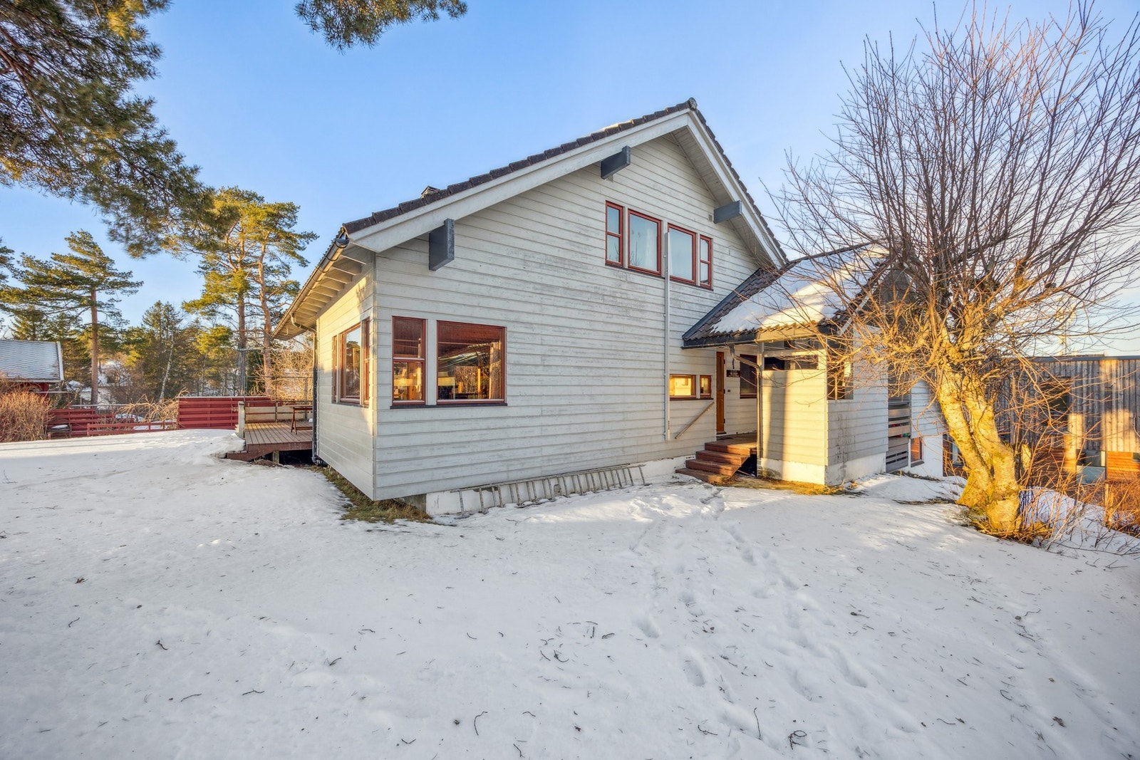 Boligen er oppført i 1985 og byr på en praktisk planløsning med mange rom og fleksible bruksområder. Galleribilde