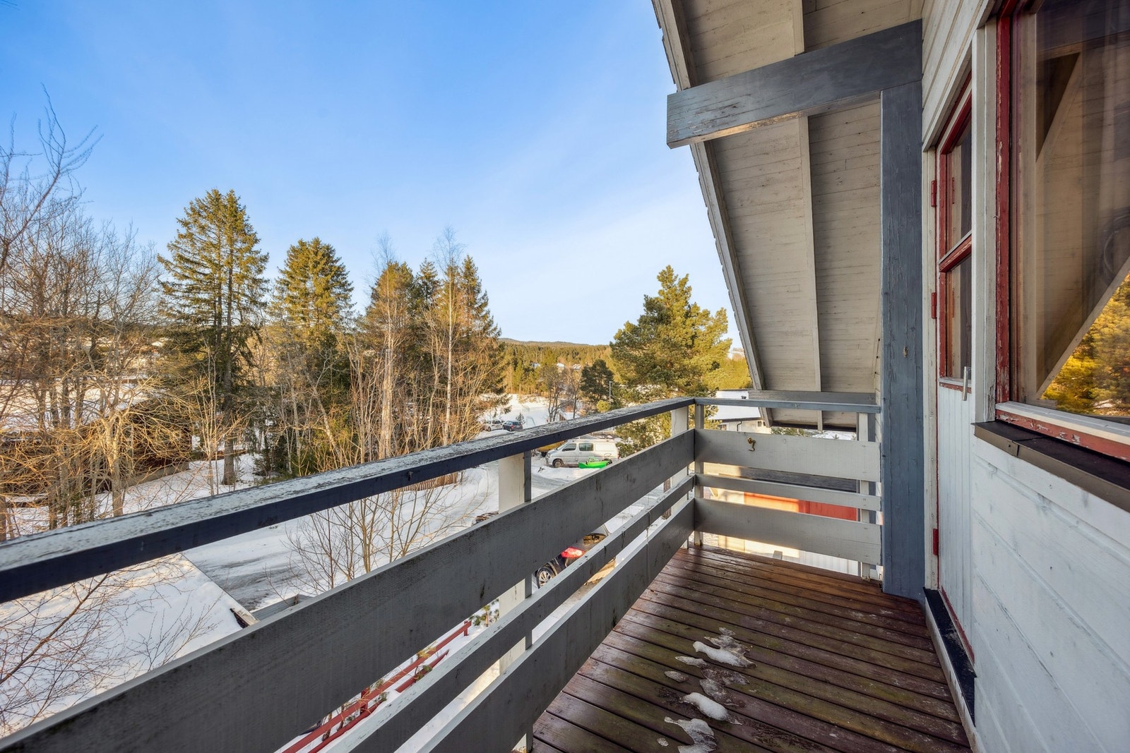 Her kan du nyte rolige morgener med kaffe i solen, lange sommerkvelder med familie og venner, eller trekke deg tilbake med utsikt mot grønne omgivelser. Galleribilde