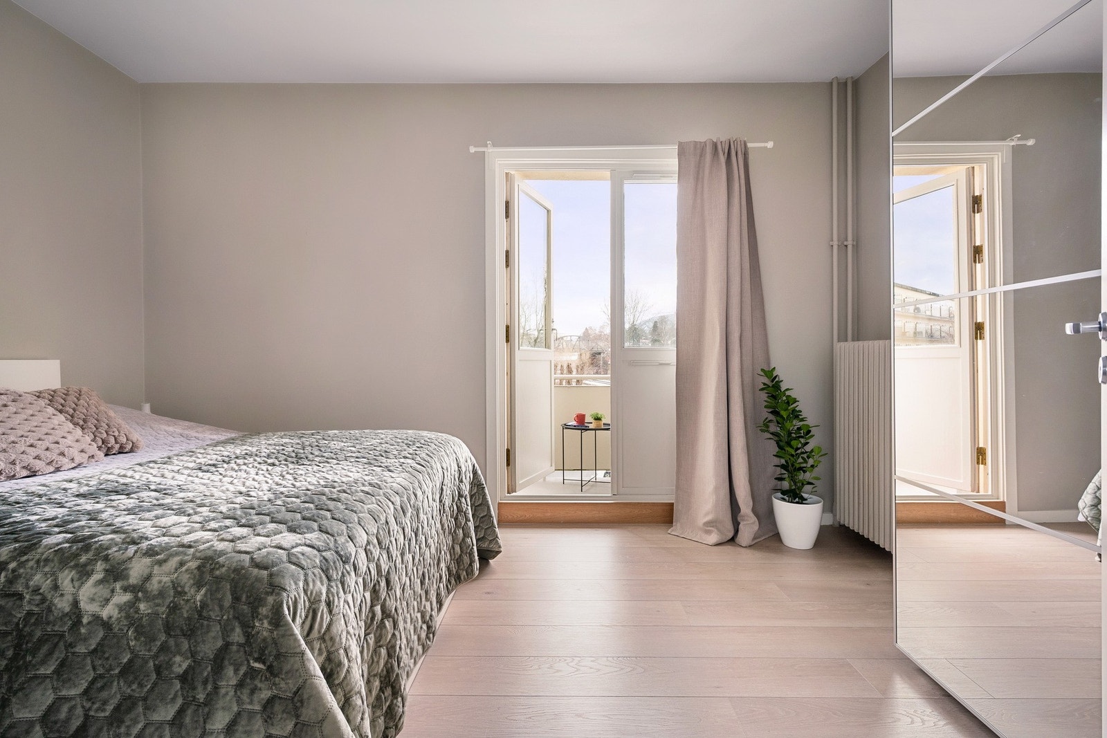 Medfølger skyvedørsgarderobe ved salg. Galleribilde