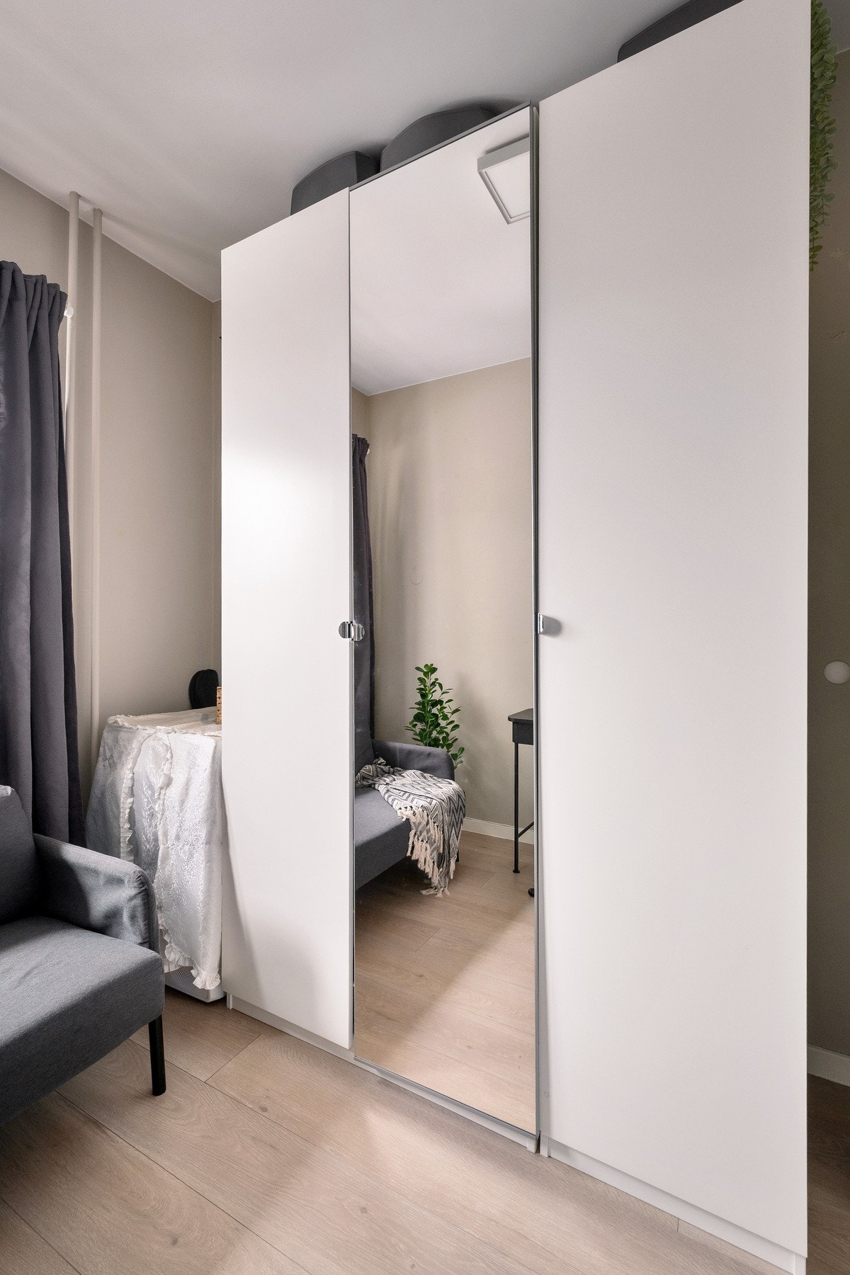 Garderobeskap medfølger ved salg. Galleribilde