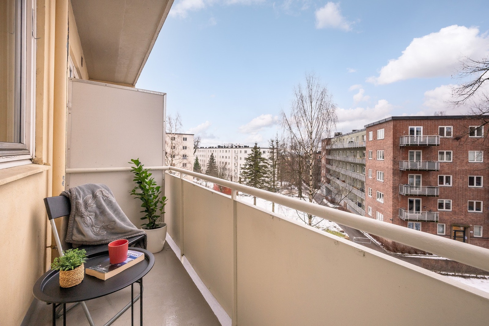 En lys og pen 3-romsleilighet med 2 balkonger. Galleribilde