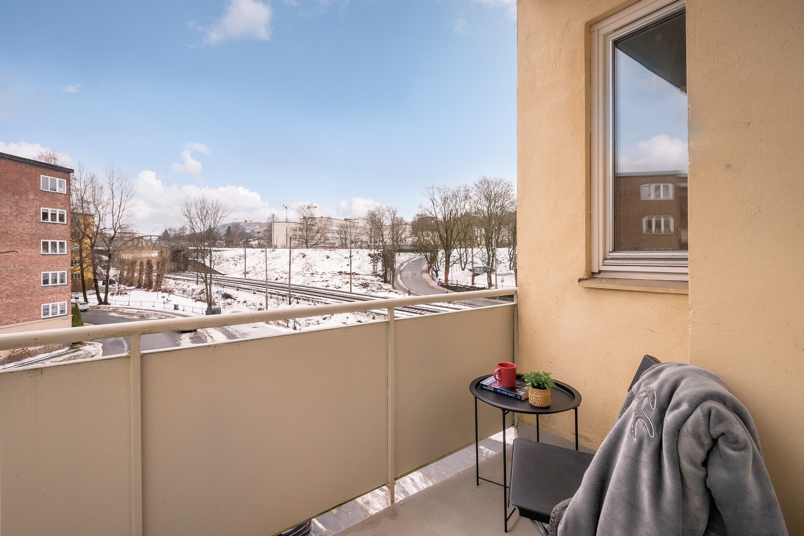 Her kan det møbleres med kafebord for å nyte solen. Galleribilde